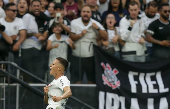 Corinthians vence Cruzeiro na estreia do Brasileirão