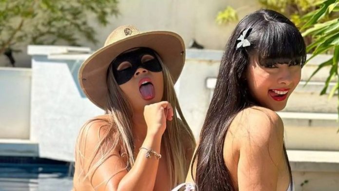 Juliana Bonde choca ao surgir sem roupa com loira misteriosa
