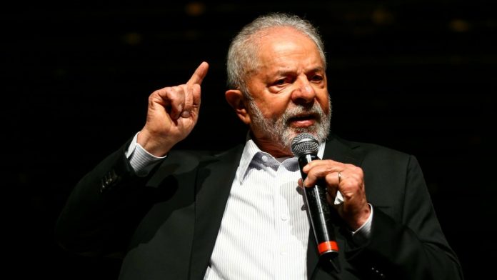 Lula diz que governo vai fazer mais concursos públicos
