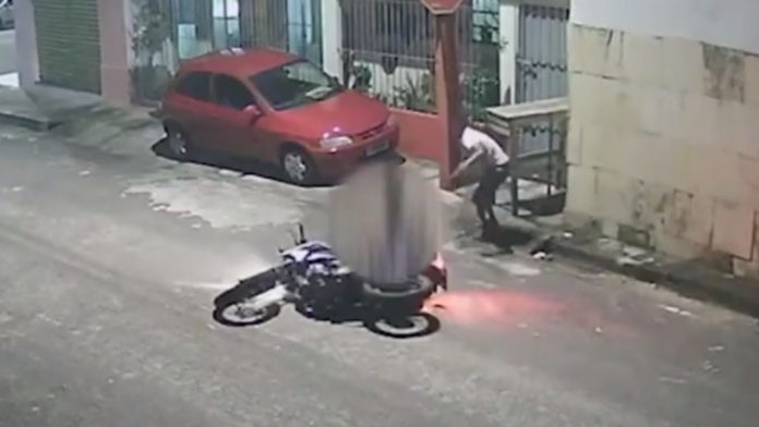 Vídeo: mulher é empurrada ao ter moto roubada na Pedreira