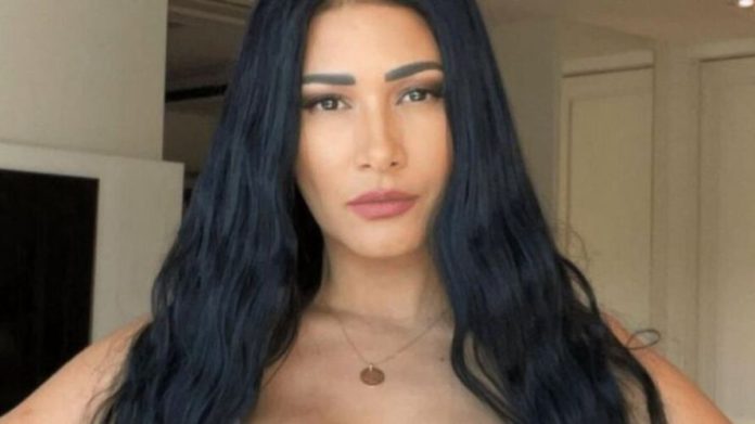 Simaria escandaliza com seios à mostra em decotão; veja!