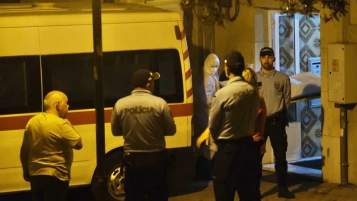 Mulher esconde cadáver do pai vestido com pijama por15 anos