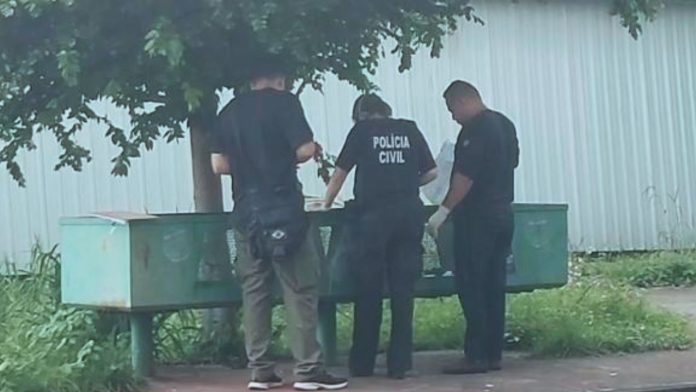 Corpo de bebê em decomposição é encontrado dentro de lixeira