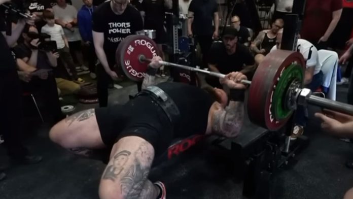 Vídeo: lutador rompe ligamento ao levantar 252 kg no supino