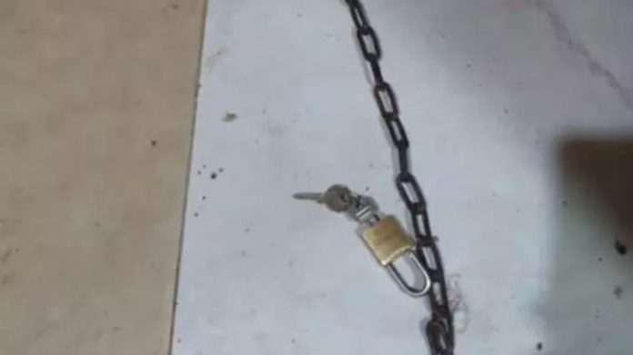 Pai acorrenta filha em casa para ela não ver o namorado