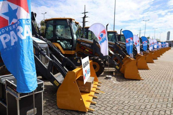 Governo entrega ônibus escolares e retroescavadeiras para o interior do Pará