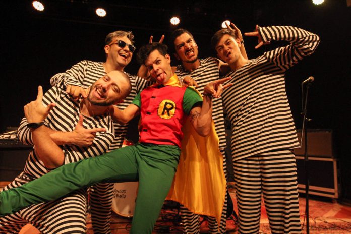 Com atores, Mamonas Assassinas em turnê pelo Brasil