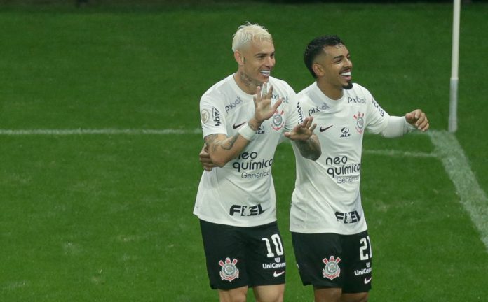 Corinthians bate Fluminense e respira na tabela