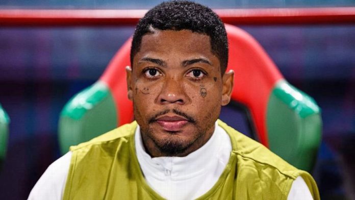 Flamengo anuncia multa e afastamento de Marinho