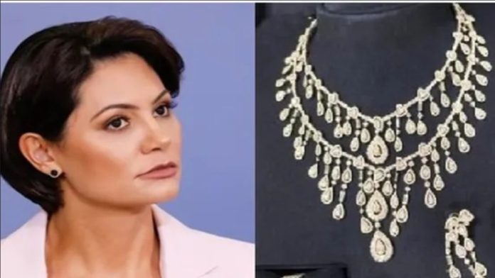 PF apreende celular do chefe de presentes de Bolsonaro