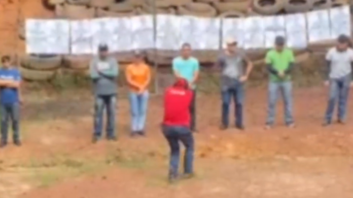 Instrutor põe alunos em frente a alvos para treinar tiro