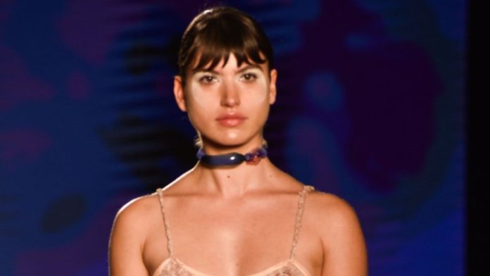 Ex-chiquitita surge com seios à mostra em vestido ousado