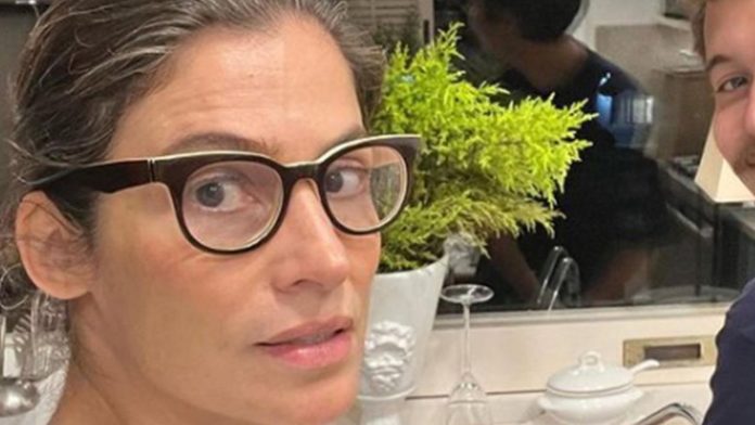 Renata Vasconcellos posta foto rara com um dos filhos