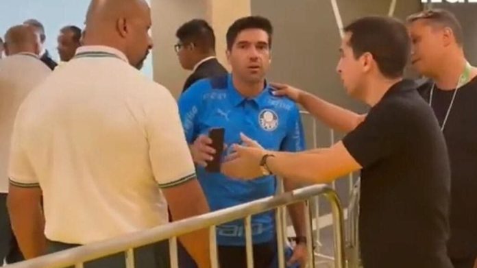 Vídeo: Abel Ferreira toma celular de produtor da Globo