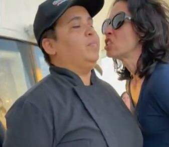 Especialistas avaliam que 'diferenças socioeconômicas' motivam humilhações em 'carteiradas'