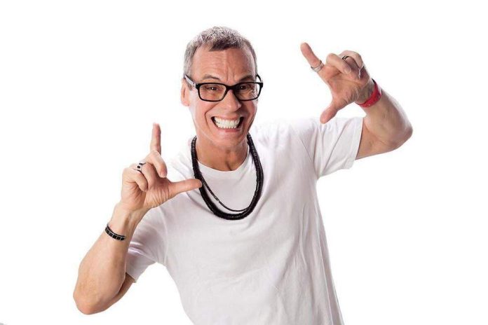 Ex-jurado do Rainha das Rainhas, Carlinhos de Jesus celebra brega no palco do ‘Domingão’