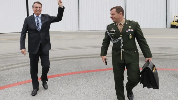 PF prende Mauro Cid e está na casa de Jair Bolsonaro