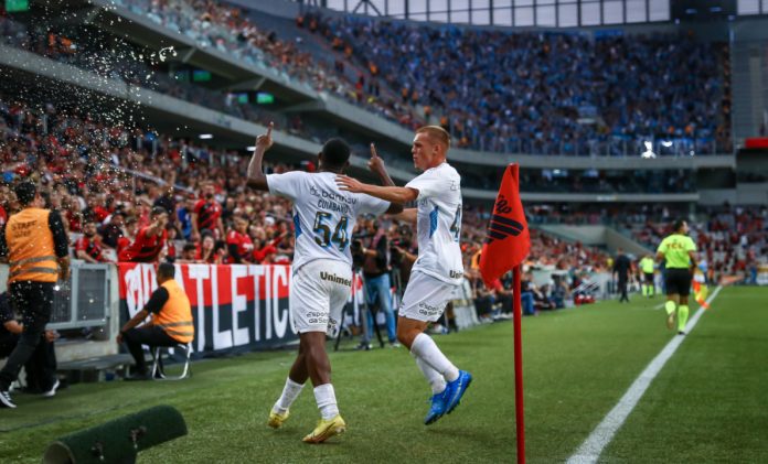 Grêmio derrota Athletico fora de casa e encosta na liderança