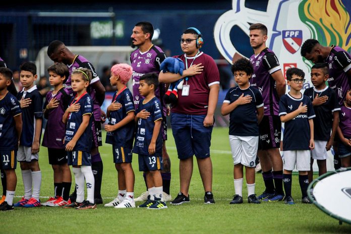 Torcedor com autismo do Remo realiza sonho no Baenão