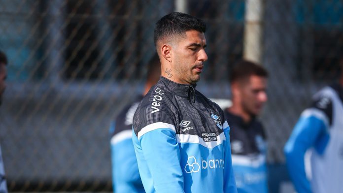 Clube de Messi quer tirar Luis Suárez do Grêmio