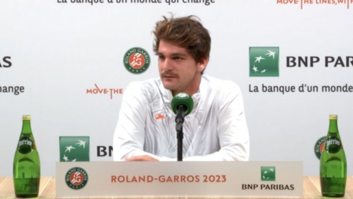 Repórter é intimidado após pergunta sobre crime de tenista