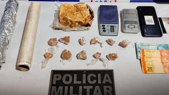 Flagrado com droga, tentou subornar policiais e acabou preso