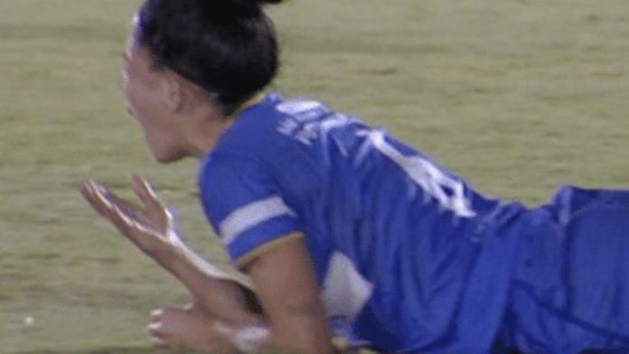 Jogadora perde dente após ser atingida por bola no rosto