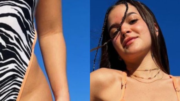 Mel Maia usa maiô cavadão e deixa tatuagem íntima à mostra