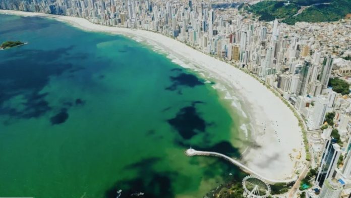 Trecho de praia em Balneário Camboriú 'encolhe' 70 metros