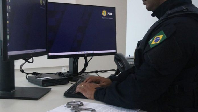 Perfil da PRF é alvo de hackers e pede dinheiro a Bolsonaro