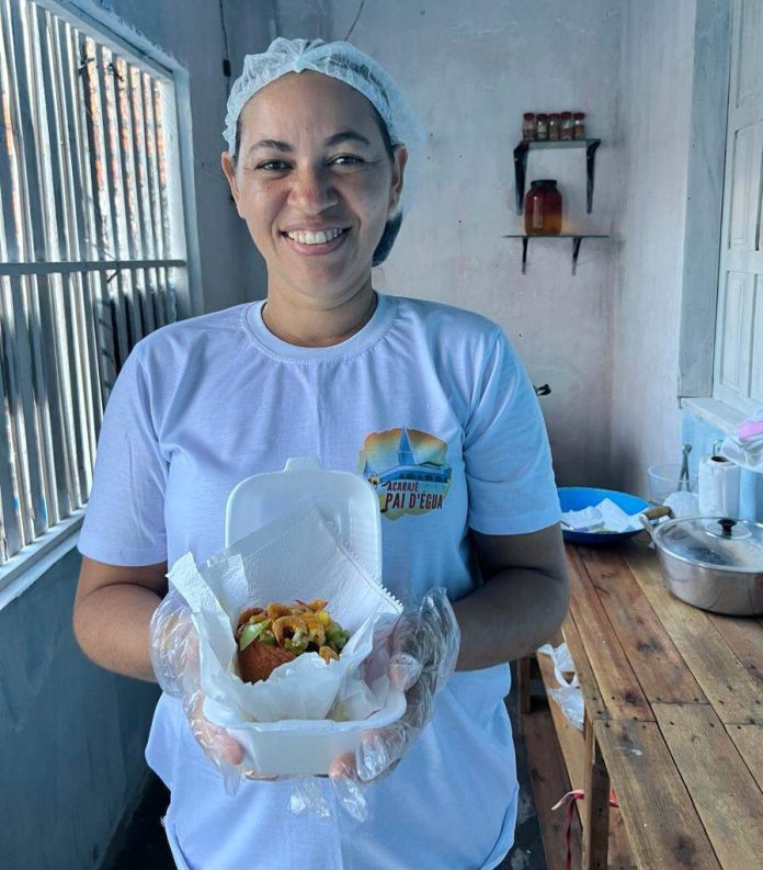 Empreendedora baiana faz sucesso com a venda de acarajé em Castanhal