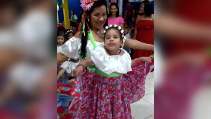 Professora paraense dança em festa junina com aluna com deficiência e viraliza