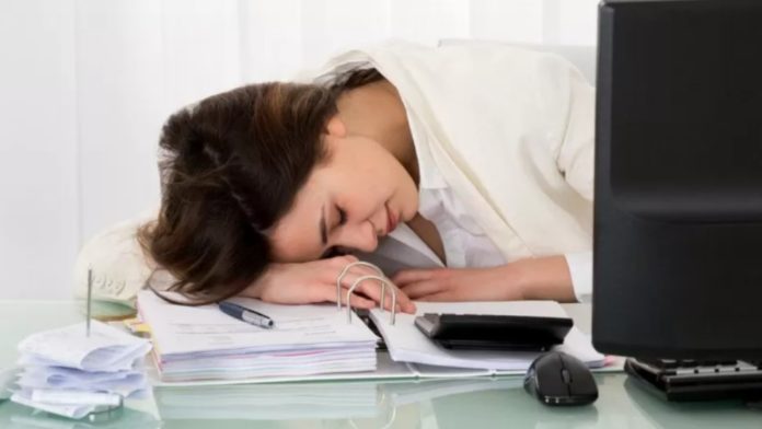 Dormir no trabalho gera demissão por justa causa? Descubra!