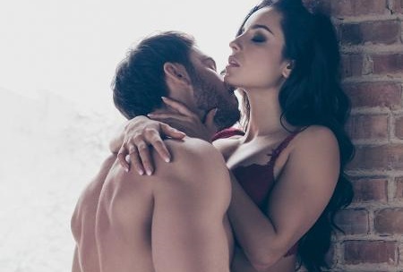 Rapidinha e sigilosa: veja 6 posições para fazer sexo em pé