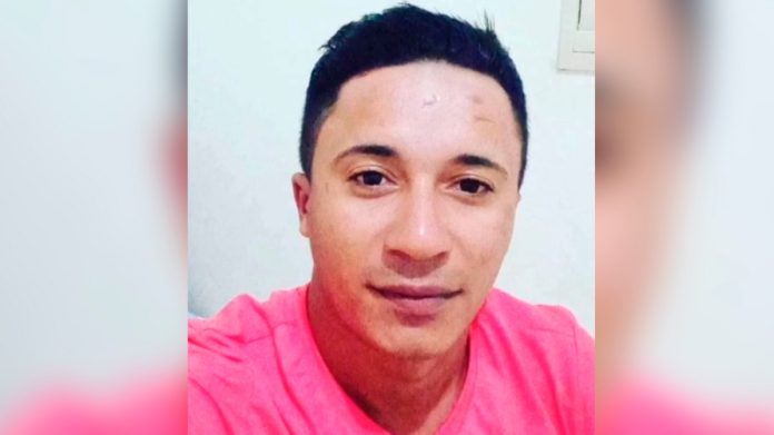 Veículos colidem de frente e acidente tira a vida de rapaz