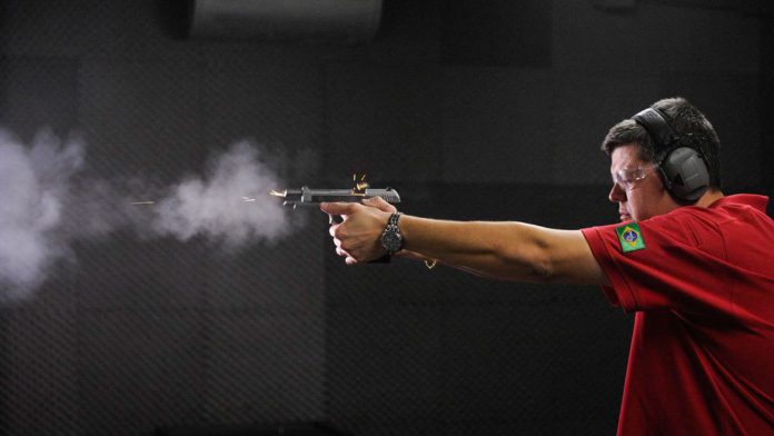 Lula manda Dino fechar clubes de tiro particulares no Brasil