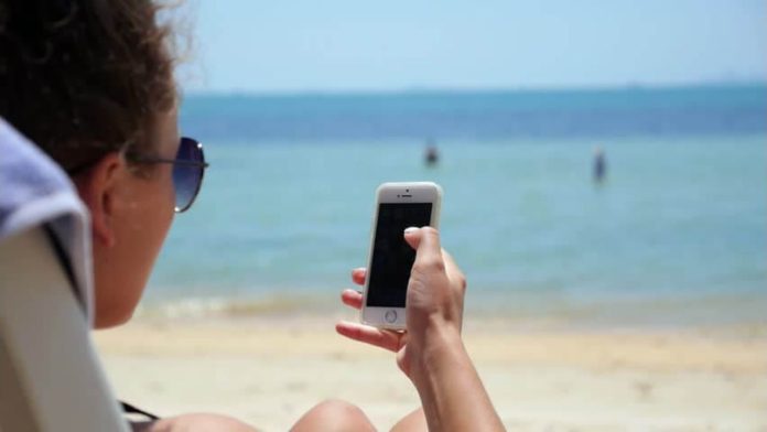 Confira 5 dicas para proteger o seu celular na praia