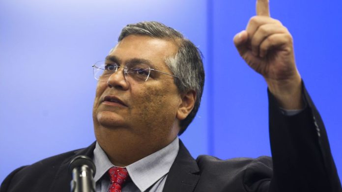 Dino diz que duras penas miram o