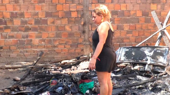 Vídeo: incêndio destrói casa e mulher perde tudo em Marabá