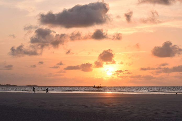 Salinas: praia da Corvina uma opção de tranquilidade e belezas rústicas