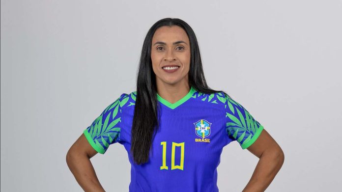 Às vésperas da estreia, Marta chora com cartas da família