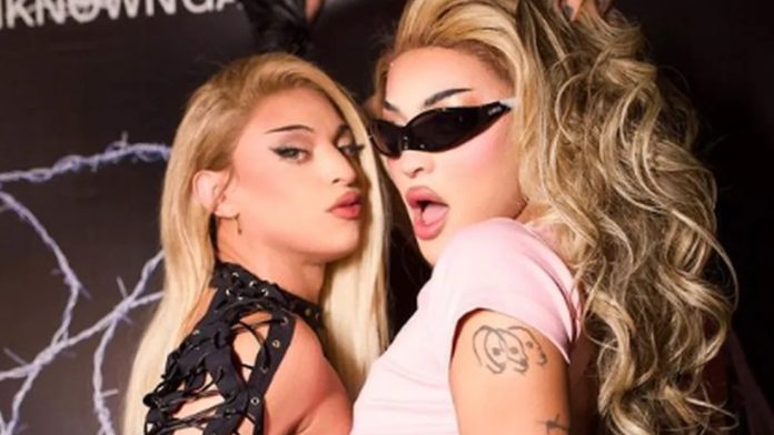Pabllo Vittar encontra sósia drag queen e confunde web