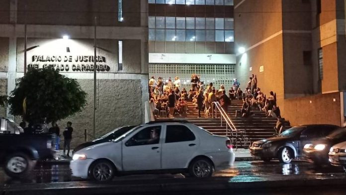 Polícia da Venezuela prende 33 pessoas LGBTQIA+ em sauna gay