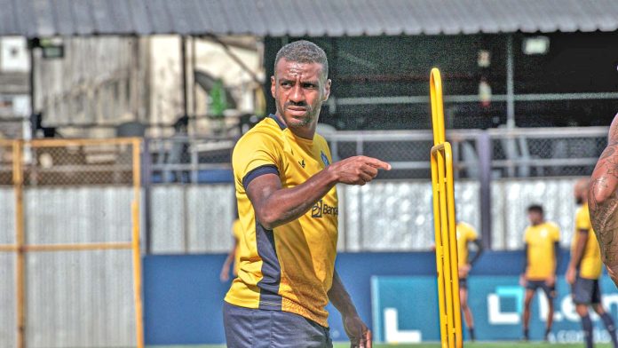 Técnico defende Muriqui após pênalti perdido no RexPa