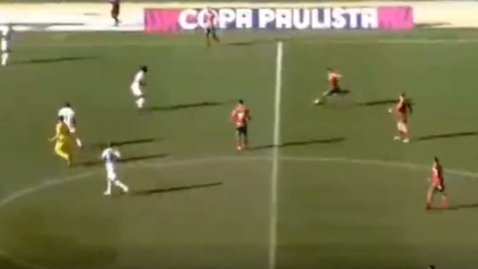 Vídeo: jogador da Portuguesa faz golaço do meio de campo