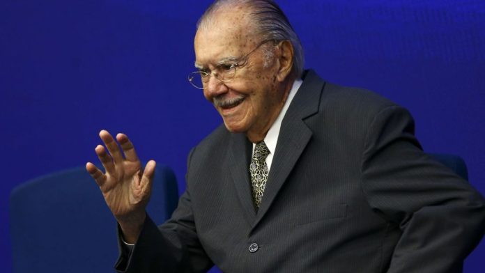 José Sarney recebe alta após cair com isquemia em casa