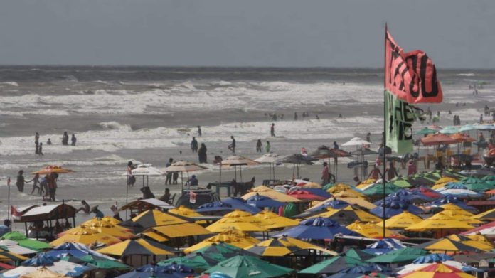 Salinas: veranistas aproveitam maré alta neste sábado na praia do Atalaia