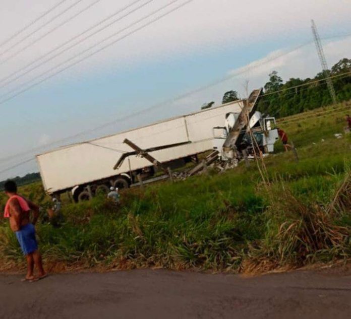Caminhão atinge poste de energia elétrica na PA-150 e deixa moradores de Tailândia sem energia