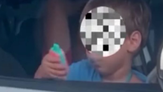 Criança fuma cigarro eletrônico em supermercado de Belém