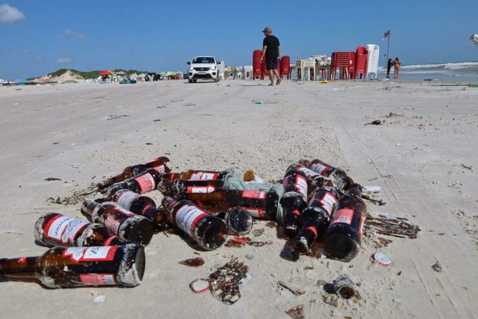 Praia do Atalaia, em Salinas, é tomada por lixo no penúltimo final de semana das férias de julho